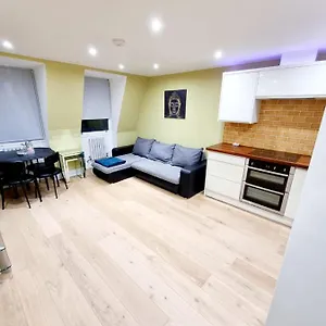 https://stylish-london-apartment-with-terrace-parking.cambridgehotelsuk.com